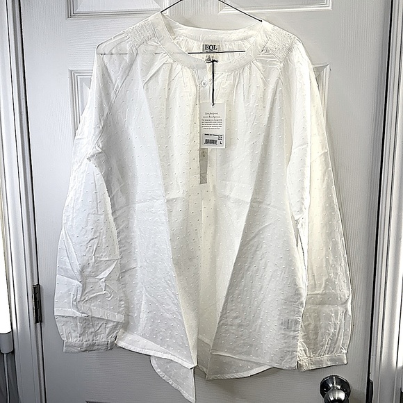 Can you say cute?! These shirts are so 🥰. Perfect for summer fall 🥶& spring - Picture 1 of 17